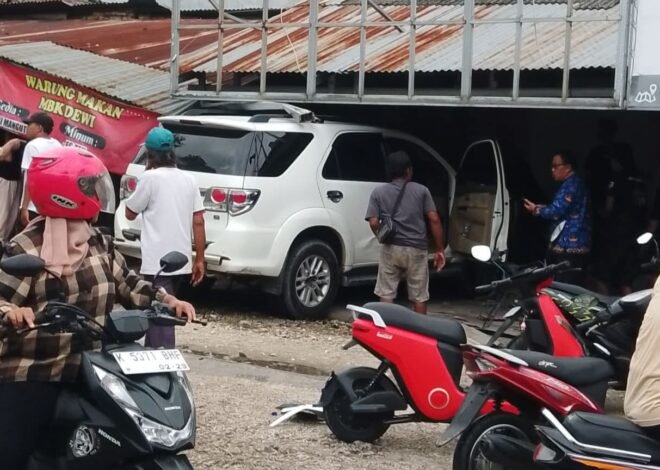 Hilang Kendali, Mobil Tabrak Mobil, Motor dan Warung di Godong