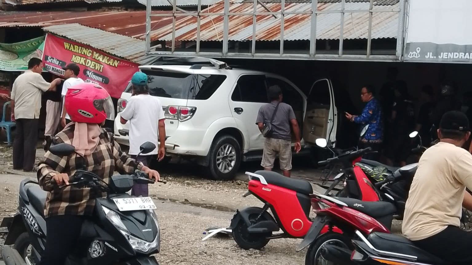 Hilang Kendali, Mobil Tabrak Mobil, Motor dan Warung di Godong