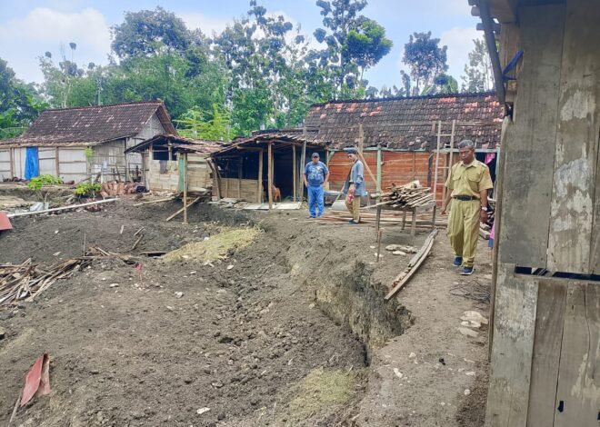 Hujan Deras Picu Longsor di Karangrayung Grobogan, Tiga Titik  Longsor Ancam Rumah Warga