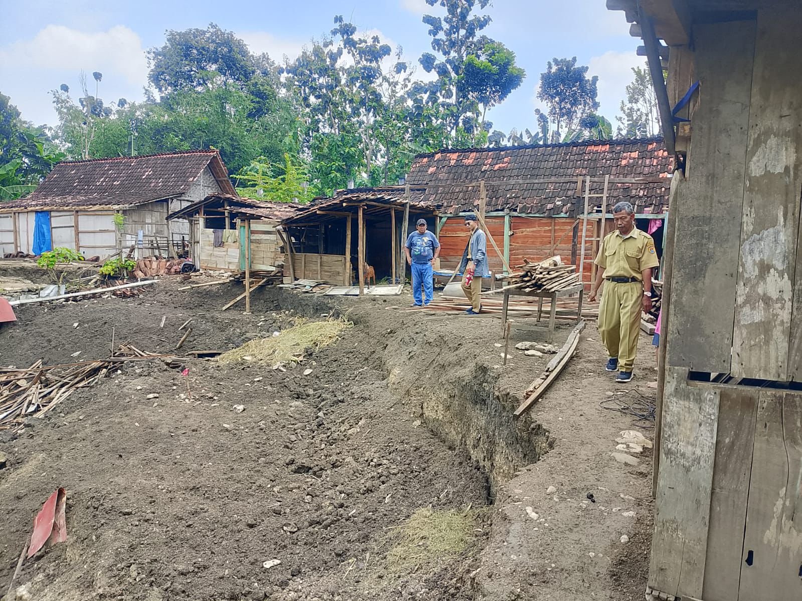 Hujan Deras Picu Longsor di Karangrayung Grobogan, Tiga Titik  Longsor Ancam Rumah Warga