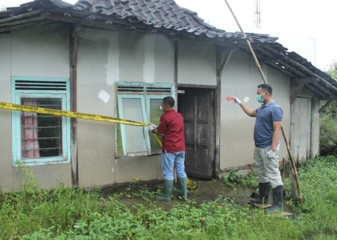 Diduga Sudah Meninggal 2 Hari, Seorang Kakek Ditemukan Membusuk di Dalam Rumahnya