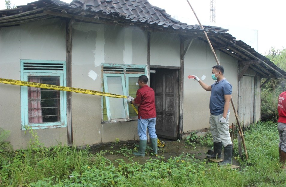 Diduga Sudah Meninggal 2 Hari, Seorang Kakek Ditemukan Membusuk di Dalam Rumahnya