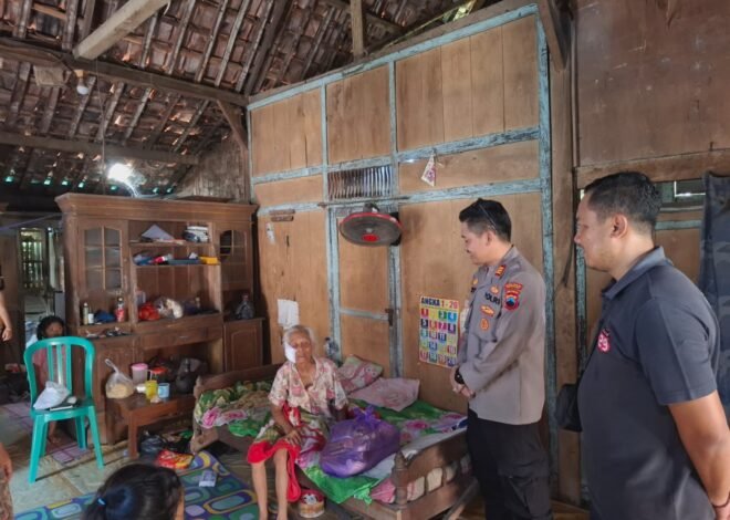 Polsek Kradenan Salurkan Bansos untuk Korban Kekerasan di Sengonwetan