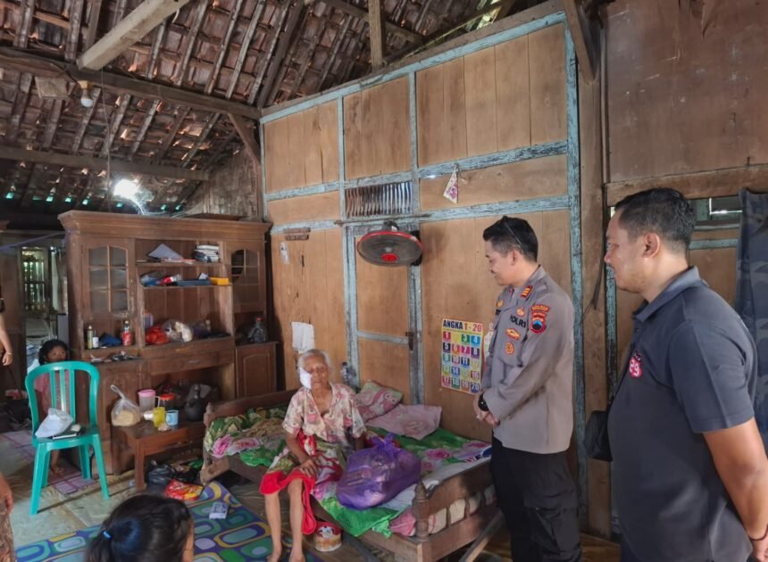 Polsek Kradenan Salurkan Bansos untuk Korban Kekerasan di Sengonwetan