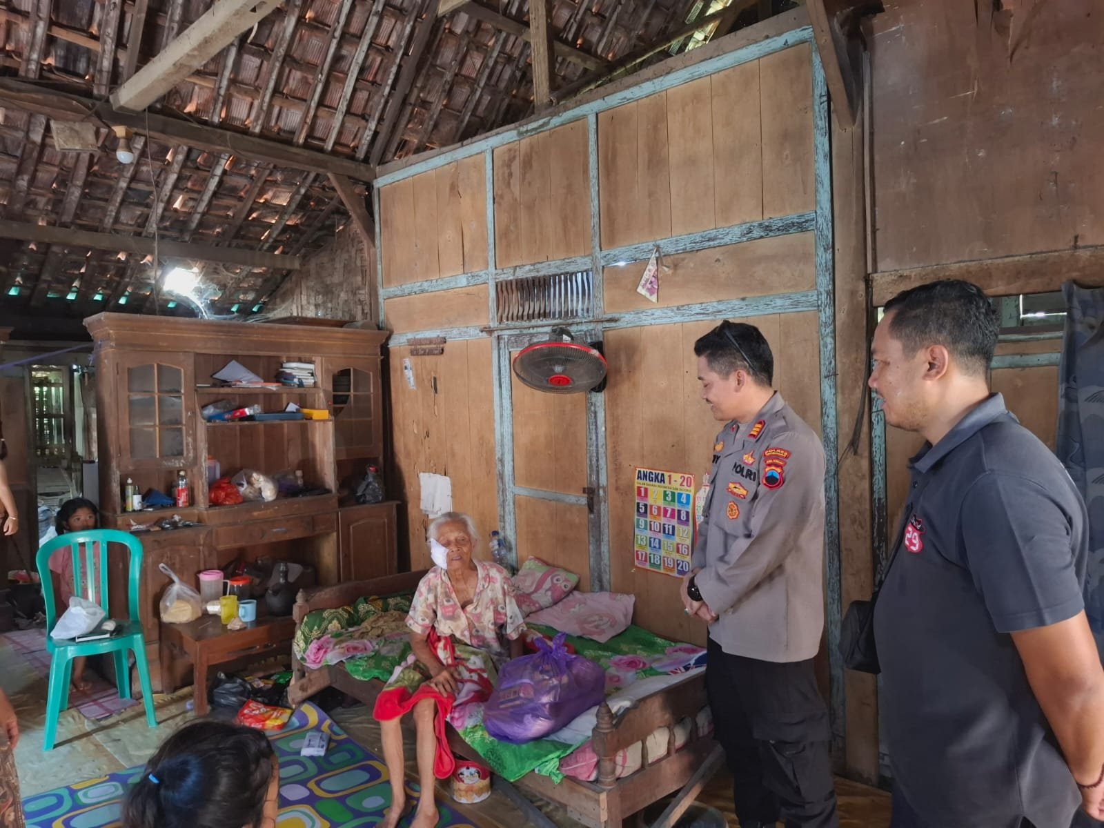 Polsek Kradenan Salurkan Bansos untuk Korban Kekerasan di Sengonwetan
