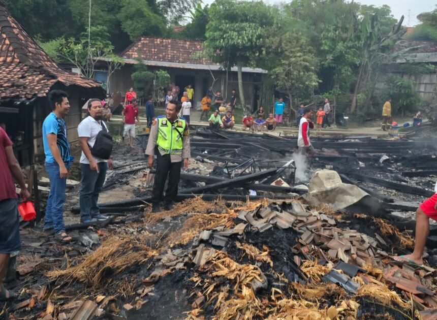 Ditinggal ke Sungai Cuci Sepatu, Rumah di Monggot Geyer Ludes Terbakar