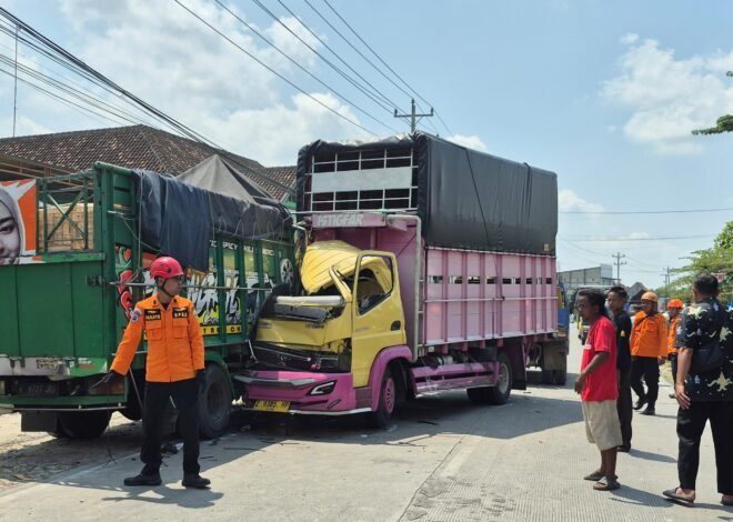Dua Truk dan Motor Terlibat Lakalantas di Jalan Purwodadi–Blora, Lima Orang Dilarikan ke Rumah Sakit