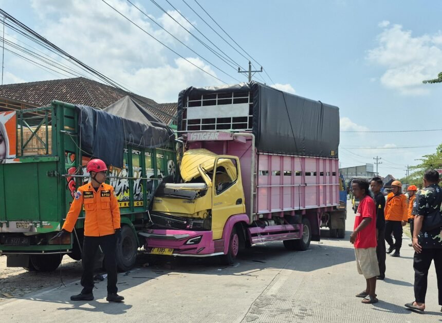 Dua Truk dan Motor Terlibat Lakalantas di Jalan Purwodadi–Blora, Lima Orang Dilarikan ke Rumah Sakit
