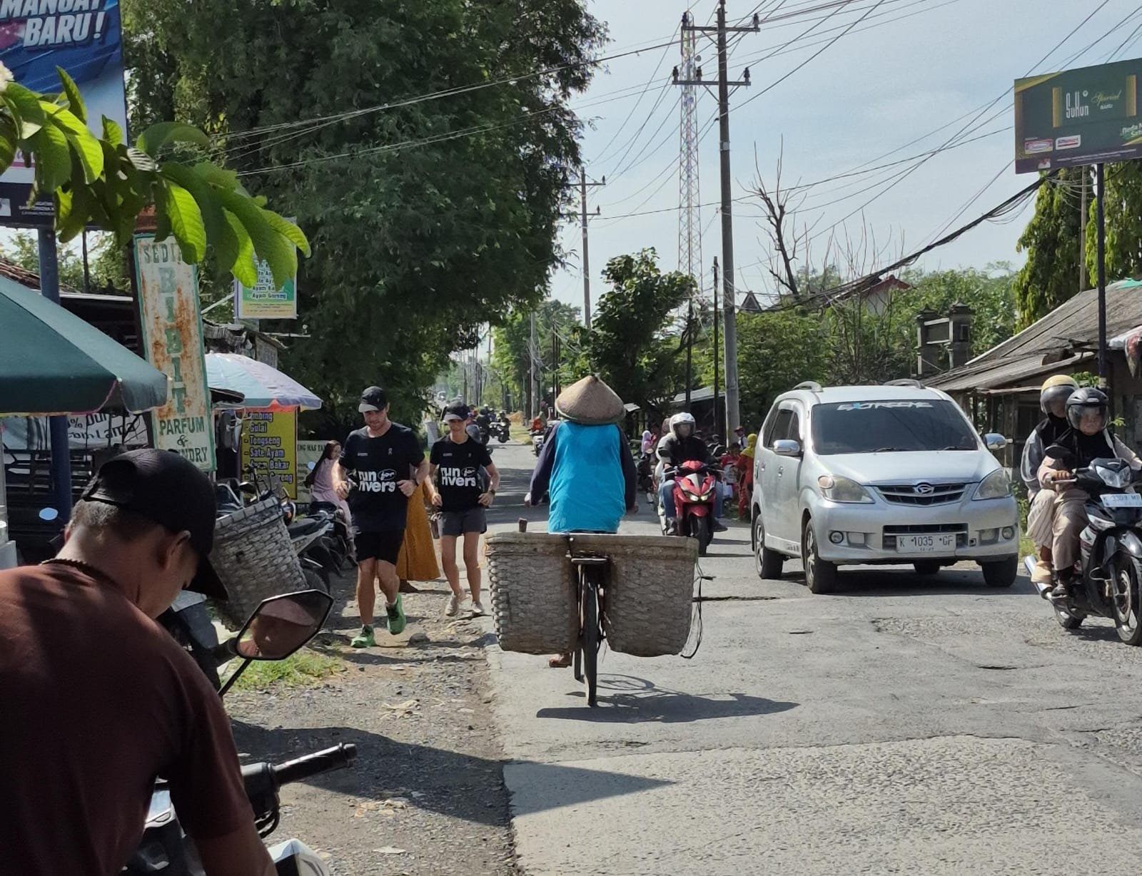 Tiga Pelari Prancis Pembawa Misi Lingkungan Lintasi Grobogan dalam Run for Rivers 2026