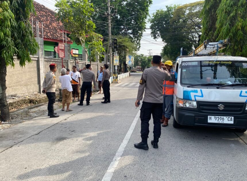 Tukang Bangunan Tersengat Kabel Tegangan Tinggi Saat Bangun Pagar SMPN 3 Purwodadi