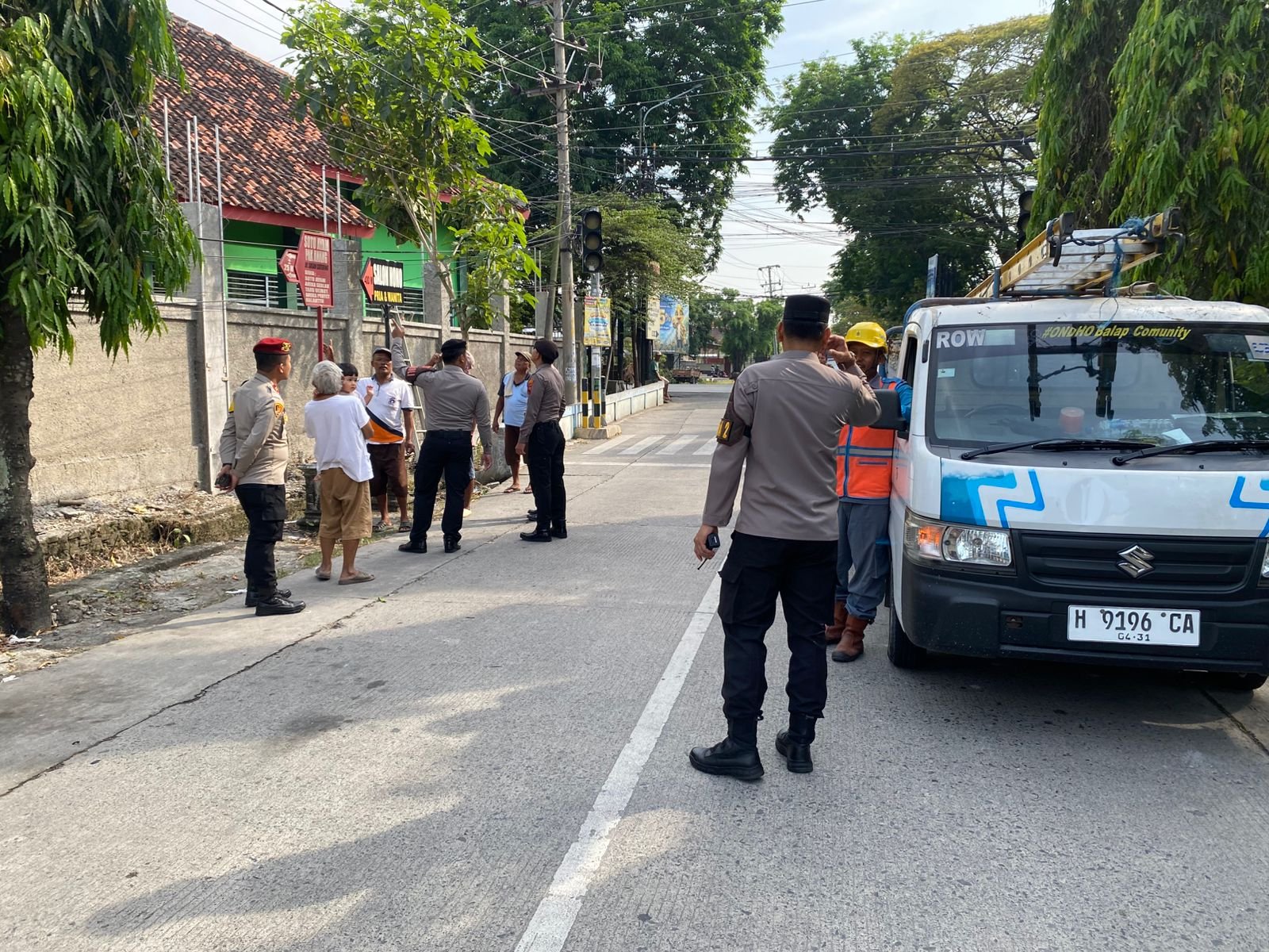 Tukang Bangunan Tersengat Kabel Tegangan Tinggi Saat Bangun Pagar SMPN 3 Purwodadi