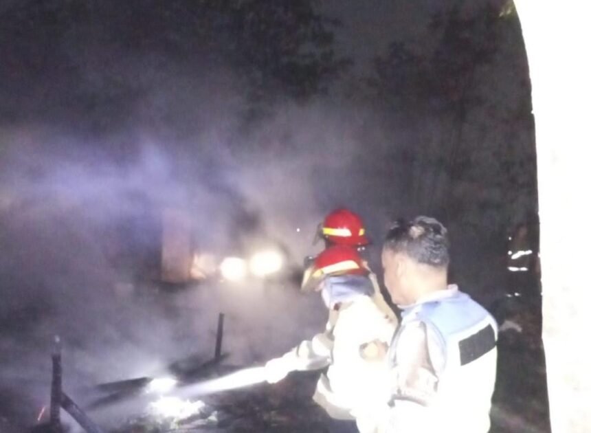 Diduga Korsleting Listrik, Rumah Kayu dan Kandang Sapi di Dimoro Terbakar, Kerugian Rp115 Juta