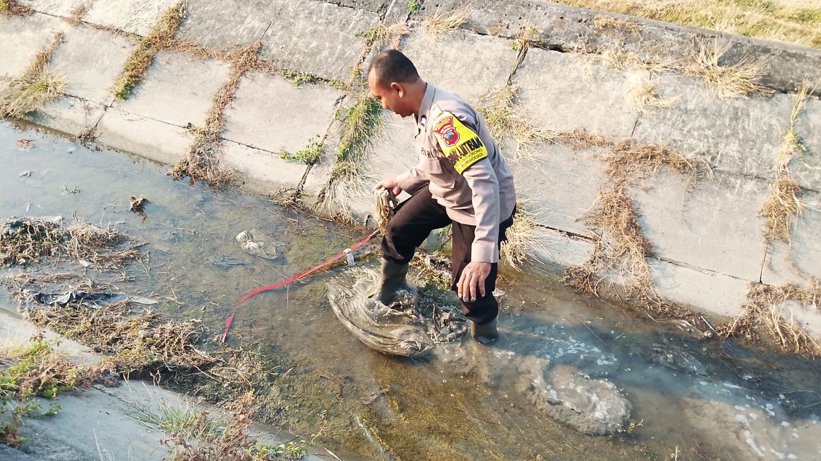 Motor dan Dua Sajam Ditemukan di Irigasi Cingkrong, Diduga Berkaitan dengan Tawuran